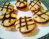 Foto del paso 7 de la receta: Alfajores con masa de coco relleno de frosting de chocolate