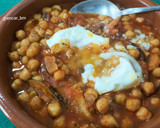 Foto del paso 7 de la receta: Garbanzos en salsa de tomate con shiitake y huevo poché