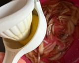 Une image de l'étape 1 de Salade de thon à la sauce d’oignons aigre-douce.