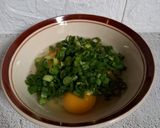 Foto langkah ke 1 dari resep Telur Dadar Daun Bawang.