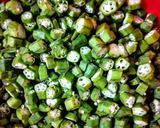 A picture of step 2 of Saadi Bhindi Ke Bhujia.