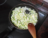 Foto del paso 1 de la receta: Tortilla de papas, calabacín, cebolla y chistorra
