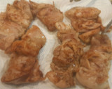 Foto del paso 3 de la receta: Pollo con tocino entreverado y salsa de vino