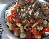 Une image de l'étape 5 de Nouilles japonaises sautées aux tomates et champignons.