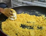 A picture of step 2 of Besan ka halwa.