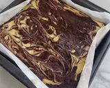 Foto langkah ke 6 dari resep Cream Cheese Marble Brownies.