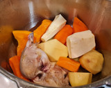 Foto del paso 4 de la receta: Caldo de verduras y pollo