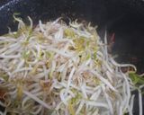 Foto langkah ke 6 dari resep Mie tiau goreng.