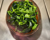Foto del paso 2 de la receta: Chuleta de res con salsa de chile pasilla y pimiento verde