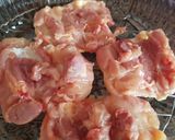 Foto del paso 1 de la receta: Contramuslos de pollo rellenos de dátiles y jamón serrano