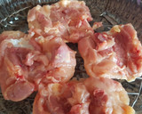 Foto del paso 1 de la receta: Contramuslos de pollo rellenos de dátiles y jamón serrano