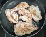 Foto del paso 2 de la receta: Pechugas de pollo en salsa de nata