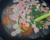 Foto langkah ke 4 dari resep Sayur sop bakso sosis bumbu simple tanpa ngulek.