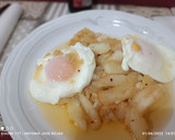 Foto del paso 5 de la receta: Huevos rotos en patatas confitadas picantes y jamón seco