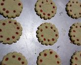 Foto langkah ke 4 dari resep Strawberry Dots Matcha Cookies.