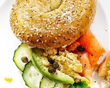 Foto del paso 2 de la receta: Bagel relleno con salmón, huevos revueltos y aguacate
