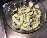 Une image de l'étape 5 de Salade de pâtes marinée aux tomates, concombre, courgette, oignon de roscoff et Lonzo.
