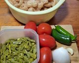 Foto del paso 1 de la receta: Chicharrón esponjoso en salsa roja con nopales