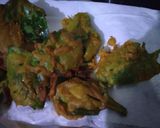 A picture of step 2 of Palak Pakoda Chaat.