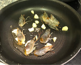 Foto del paso 2 de la receta: Lubina al horno rellena de gulas y langostinos