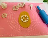 Foto langkah ke 3 dari resep Flower Cookies With Royal Icing.