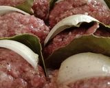 Foto del passaggio 3 della ricetta Polpette alloro e cipolla