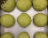 Foto langkah ke 4 dari resep Roti pandan isi kelapa.
