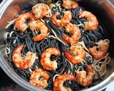 Foto del paso 4 de la receta: Espaguetis negros con gulas y gambones