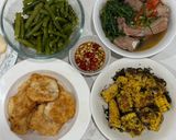 Hình bước làm 1 của món Cơm nhà với canh sườn rau muống nấu sấu, ngô chiên bơ rong biển vụn, đậu cove luộc rắc mè, chả mực
