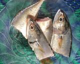 Foto langkah ke 1 dari resep Ikan Kembung Kuah Kuning.