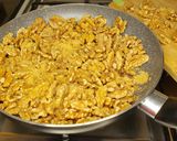 வறுத் காப்சிகம் வாதுமை கொட்டை துளிகள்(Roasted bell pepper walnut spread recipe in tamil) ரெசிபி ஸ்டேப் 3 புகைப்படம்