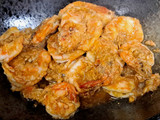 กุ้งผัดกระเทียมและเห็ดฟาง