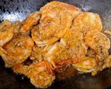 รูปขั้นตอนการทำที่ 3 ของ กุ้งผัดกระเทียมและเห็ดฟาง