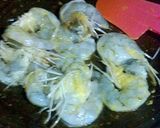 Foto langkah ke 2 dari resep Udang Goreng Manis.