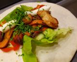 Csirkés wrap sült és friss zöldségekkel, snidlinggel recept fázis 6 fotója