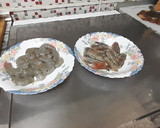 Foto del paso 1 de la receta: Brochetas de langostinos con mahonesa de ajo un poco "amariscada