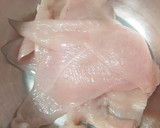 Foto del paso 2 de la receta: 🐔 Pollo empanado al tomillo🌿