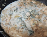 Foto del paso 6 de la receta: Escalopines de cerdo con champiñones al Cabrales