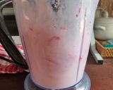 Foto langkah ke 3 dari resep Smoothies Strawberry.