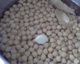 Foto del paso 2 de la receta Garbanzos con miguitas de bacalao