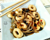 Foto del paso 5 de la receta: Calamares con setas shimeji y salsas asiáticas