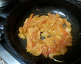 Foto del paso 7 de la receta: Huevos escalfados sobre una base de patatas, cebolla y tomate
