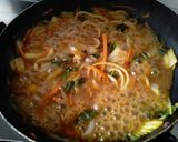 Foto del paso 3 de la receta: Fideos🍝 con col🌿, cebolla🌰 y zanahoria🥕...🤔