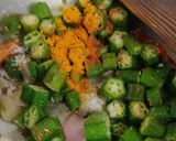 A picture of step 4 of Pyaz wali bhindi.