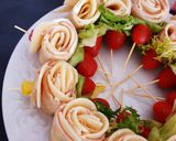 Une image de l'étape 2 de Wraps apéritifs en forme de roses.