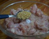 Foto del paso 3 de la receta: Pechugas en wok salteadas al vino blanco