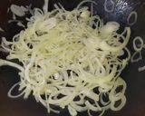 洋蔥燴炒雞腿肉的食譜步驟2照片
