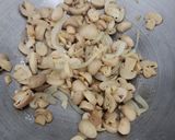 Foto langkah ke 3 dari resep Cah Brokoli Jamur Kancing.