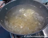 Foto del passaggio 2 della ricetta Involtini di verza con nasello, patate e olive nere
