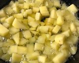Foto del paso 1 de la receta: Tortilla de papa y panchos🤍🥔